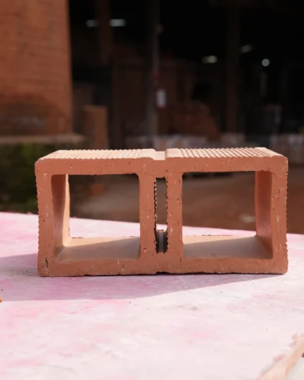 Cobogó Cubo de cerâmica natural em vista frontal e lateral